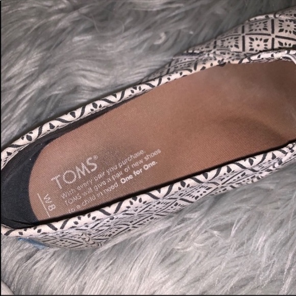 🌻5/35🌻 TOMS | Classic White With Black Print Slip On Slides - Picture 3 of 8
